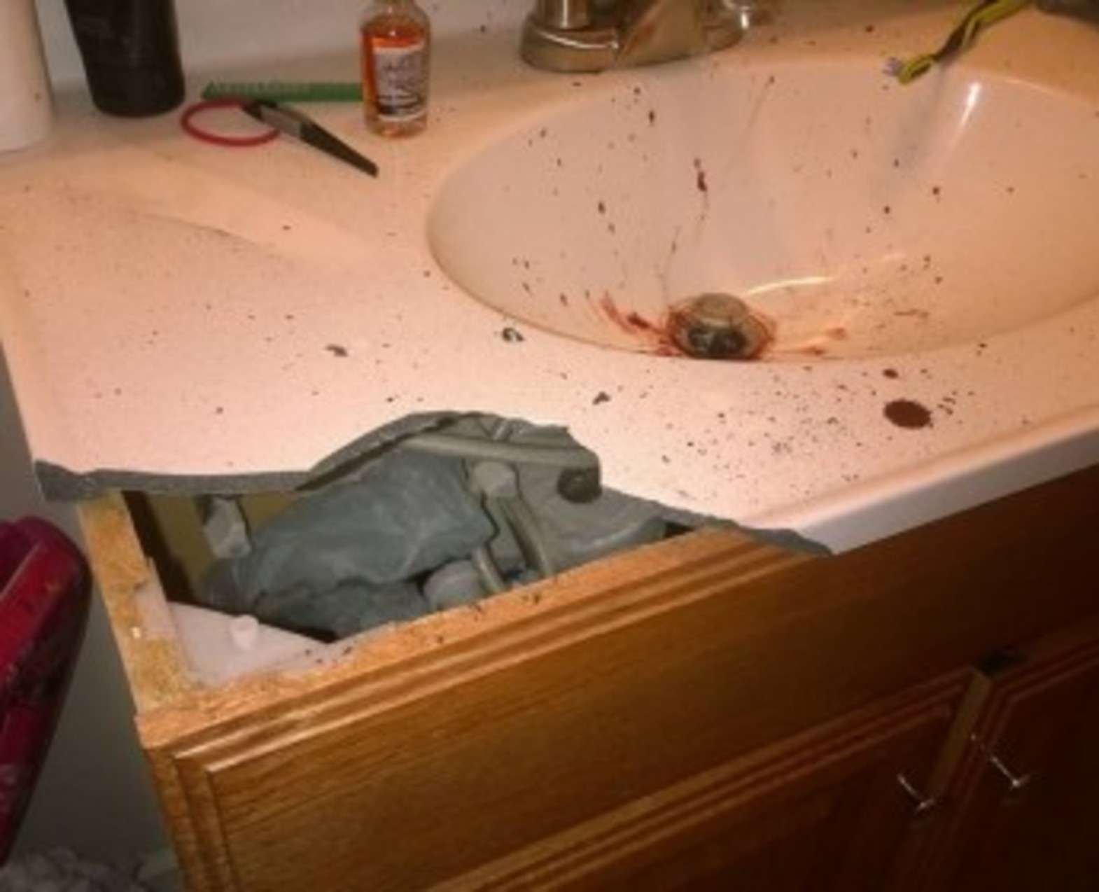 Из-за взрыва в ванной Холла разлетелась раковина