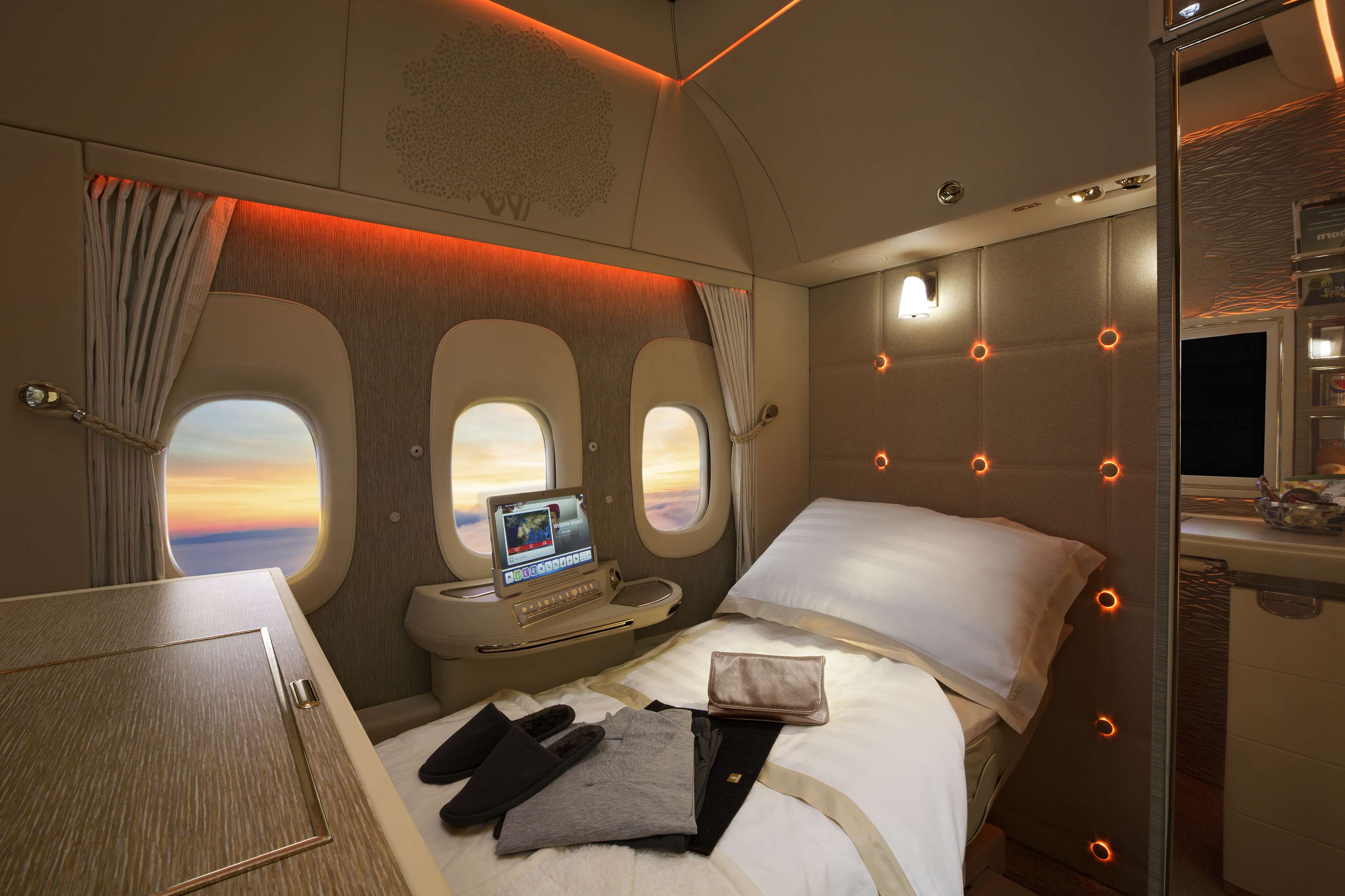 First class 0. Первый класс Боинг 777 Эмирейтс. Эмирейтс а380 салон первый класс. Airbus a380 Emirates первый класс. Первый класс Emirates Airlines a380.